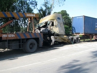 Xe tải và container đối đầu, 1 người chết, 2 người bị thương nặng